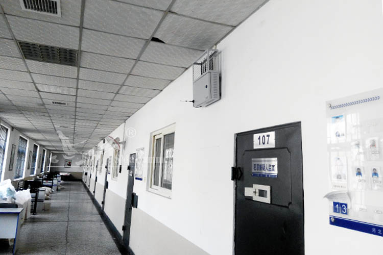 监狱内将无线干扰仪壁挂安装完成对监舍房间信号屏蔽