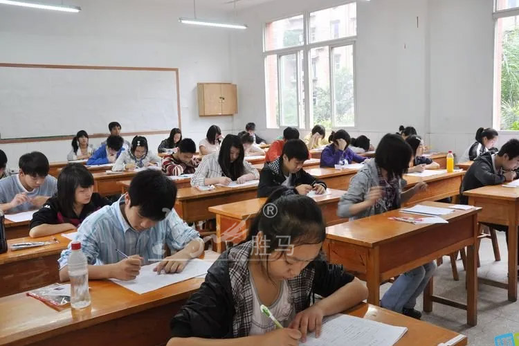 考场内的手机信号干扰仪怎么实现信号干扰的？