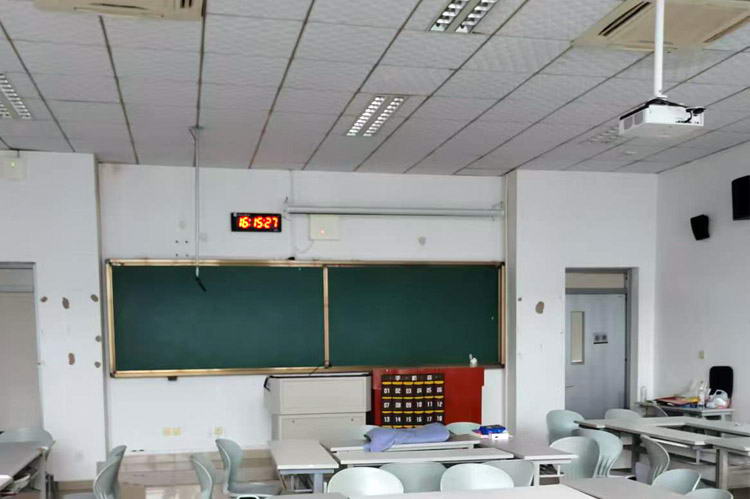 考场教室里的手机信号干扰器最理想的安装位置是哪里？(图1)