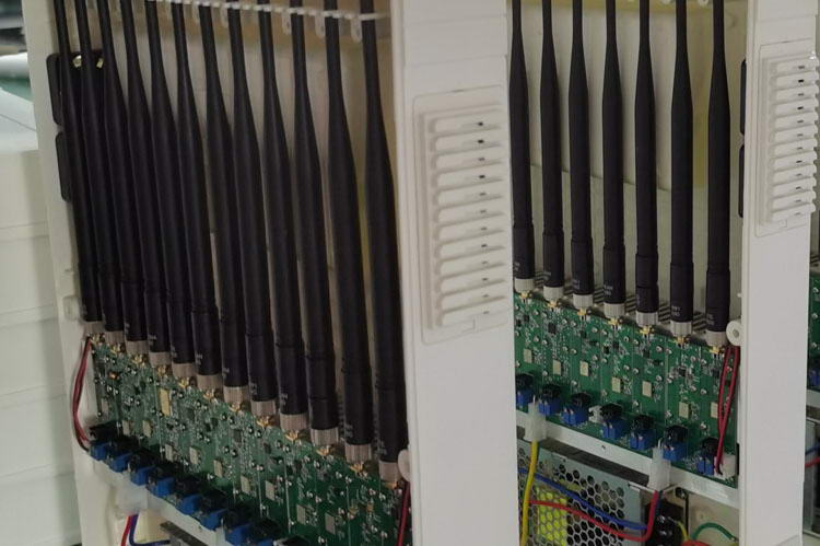 将频率干扰仪的多根天线合并成一根是否可行?